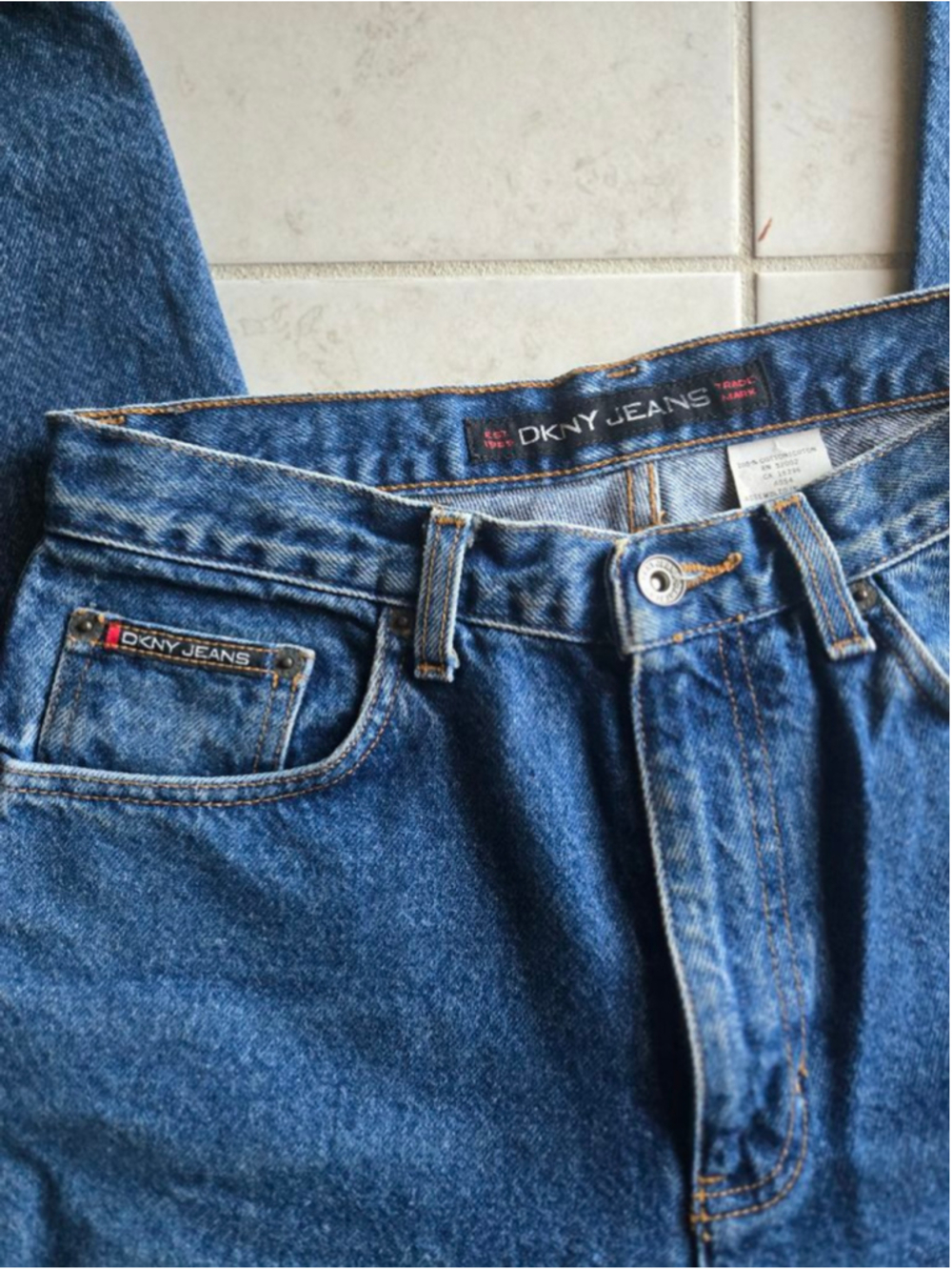 Vintage 90s DKNY High-Waisted Mom Jeans – Tapered Leg – Medium Wash. Size 10 - Picture 5 of 7